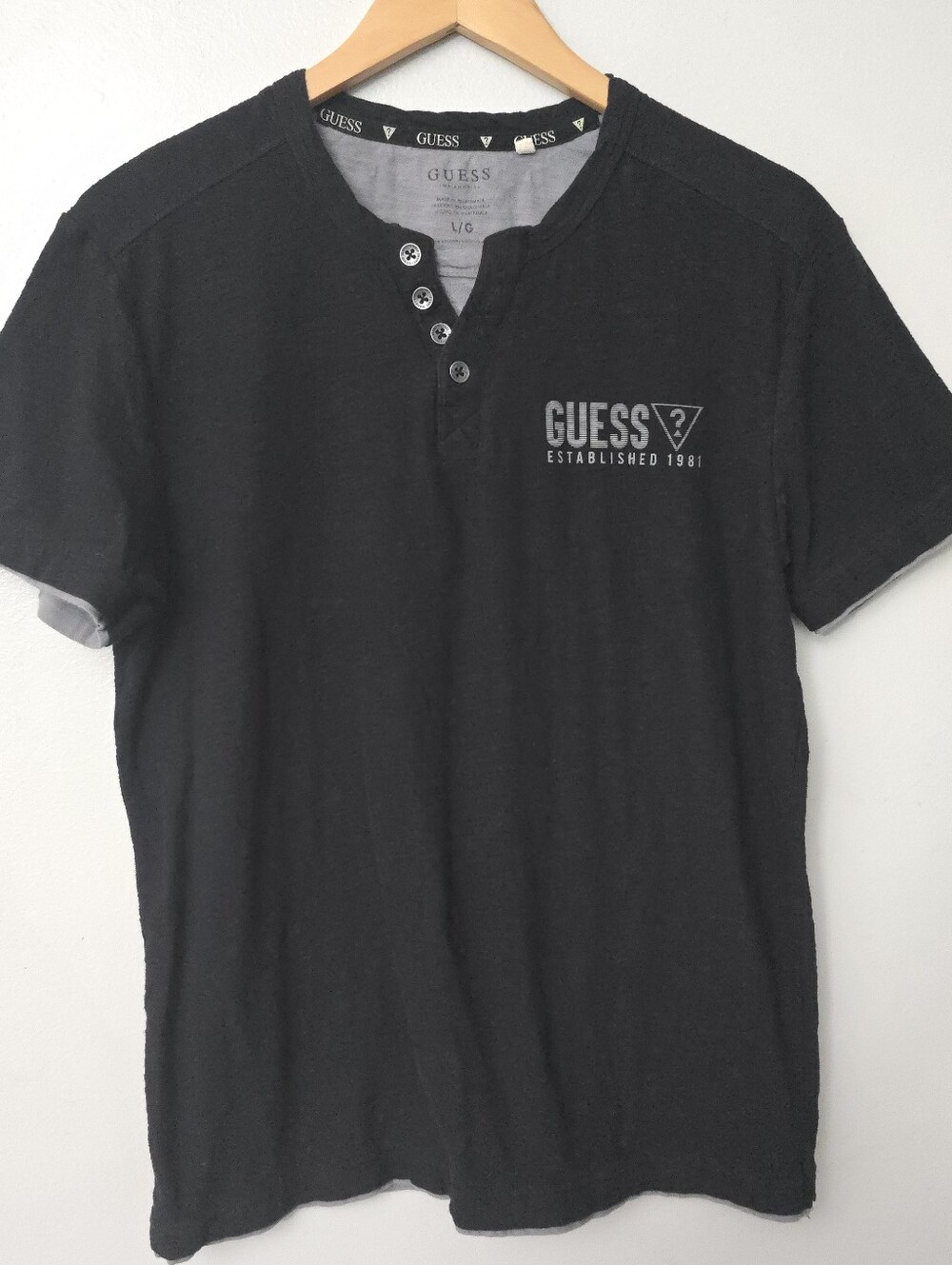 Guess Henley Logo Tee Mens Large Black Short Sleeve 3 button Cotton